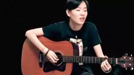 这个抽着烟拿着酒上台的女子,却把歌唱到了我们心里