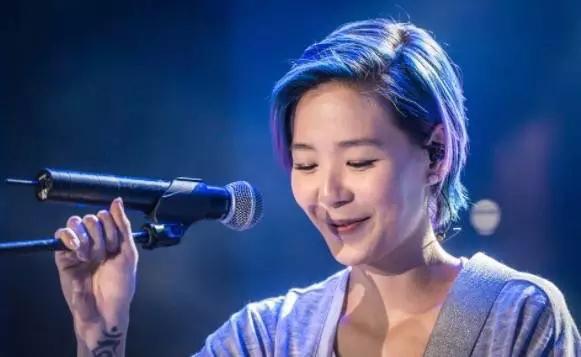 这个抽着烟拿着酒上台的女子,却把歌唱到了我们心里