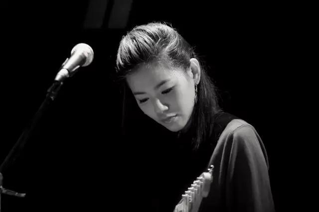 这个抽着烟拿着酒上台的女子,却把歌唱到了我们心里