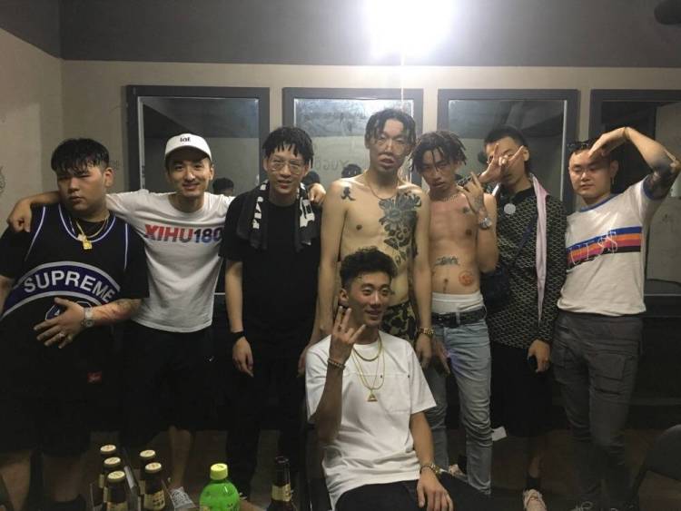 1501318494596094.jpg 摩登天空签约杭州嘻哈团体——“懒惰致富集团”