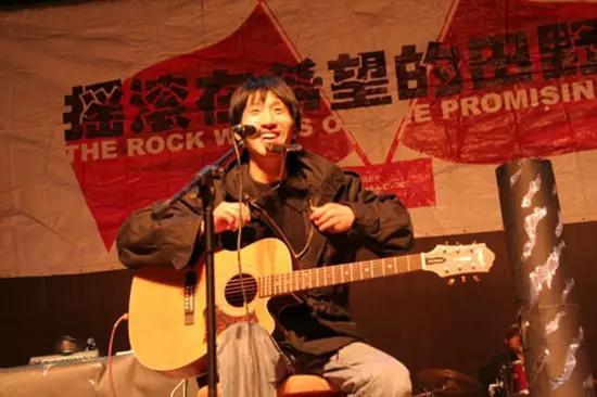 当万晓利从容不迫的唱着这首歌，但你一定