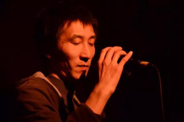 当万晓利从容不迫的唱着这首歌，但你一定