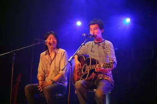 当万晓利从容不迫的唱着这首歌，但你一定