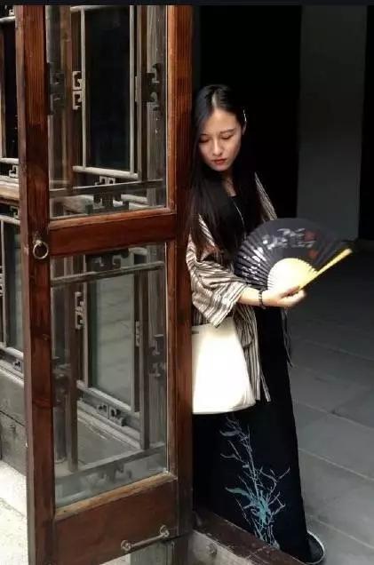 为电影《二十二》献声的燕池,才是民谣界真正的女神