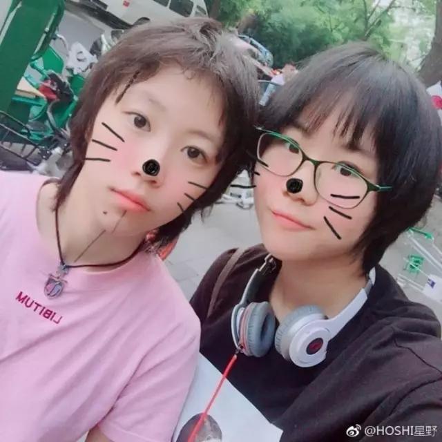 窦靖童秒变呆萌,陪妹妹过生日搞怪自拍,这样的姐姐我也想要