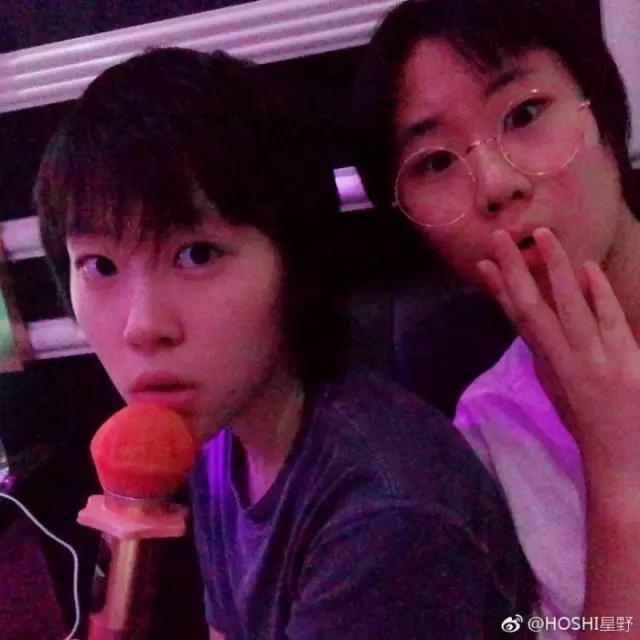 窦靖童秒变呆萌,陪妹妹过生日搞怪自拍,这样的姐姐我也想要