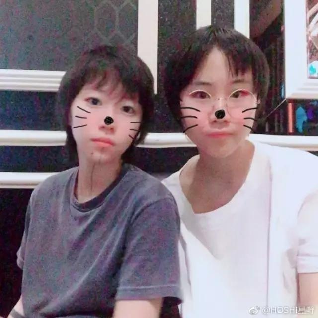 窦靖童秒变呆萌,陪妹妹过生日搞怪自拍,这样的姐姐我也想要