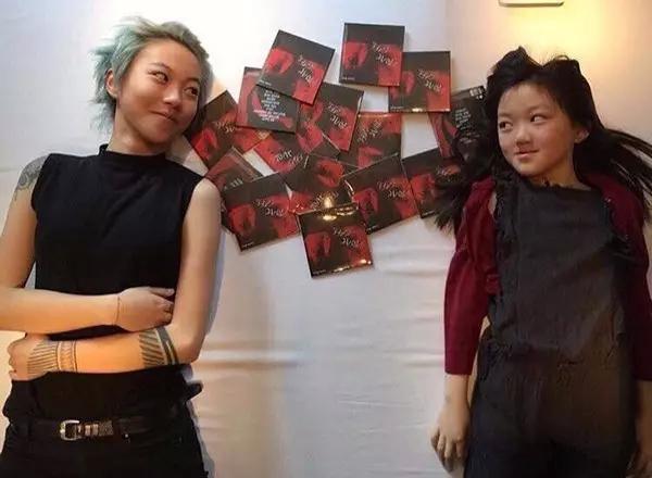 窦靖童秒变呆萌,陪妹妹过生日搞怪自拍,这样的姐姐我也想要