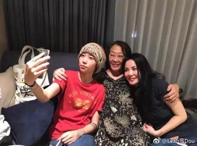 窦靖童秒变呆萌,陪妹妹过生日搞怪自拍,这样的姐姐我也想要