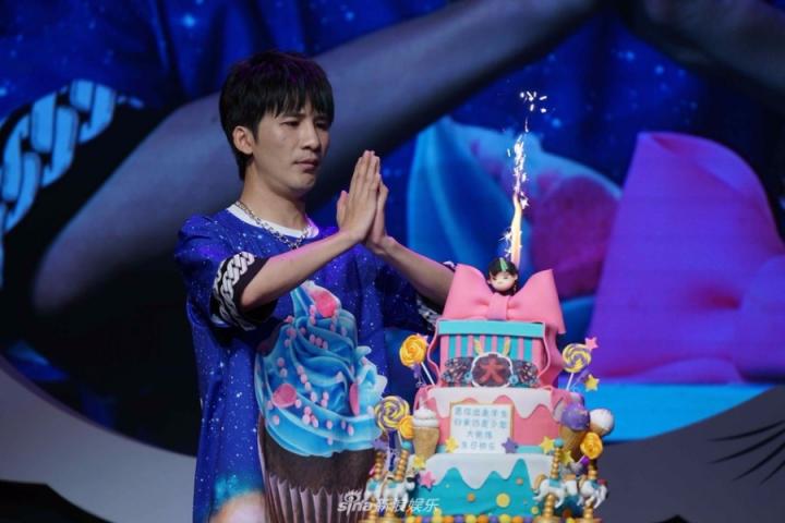 大张伟生日会献歌，呼吁粉丝加入公益大队伍