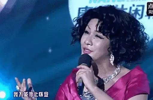 在蒙面舞台上唱起《静止》的大张伟,依然是曾经的那个叛逆朋克