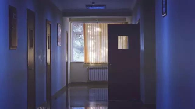 产妇下跪哀求:我也是人,为何我却丧失了活下去的权利!