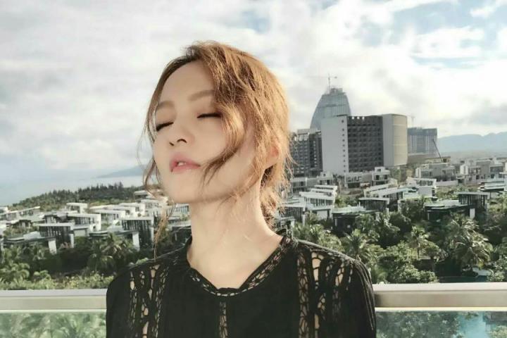 张韶涵直播清唱合辑，和网友俏皮互动少女感十足