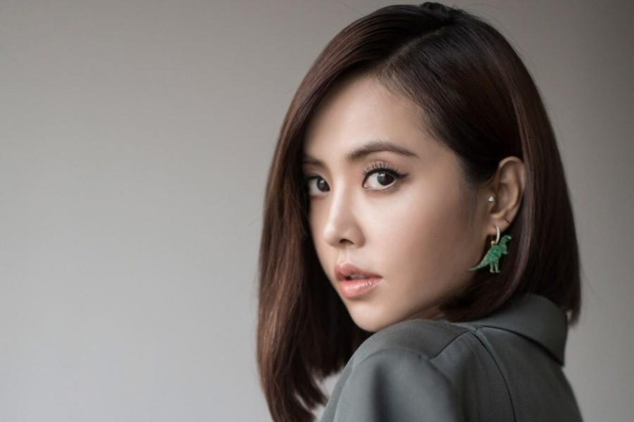 蔡依林别致绿纱装亮相芭莎慈善夜，献唱串烧歌曲惊艳全场