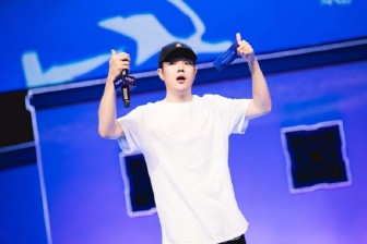辉子辛巴现身WESG总决赛现场，为比赛献唱嘻哈新歌