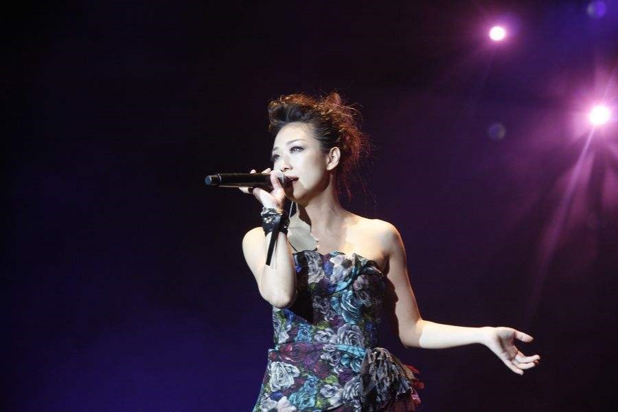 林忆莲红磡演唱会宣传照曝光，白衣黑裙透露知性美丽