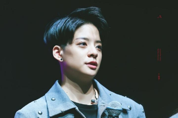 f(x)近两年未回归，Amber生日上传哀伤翻唱《我要快乐》