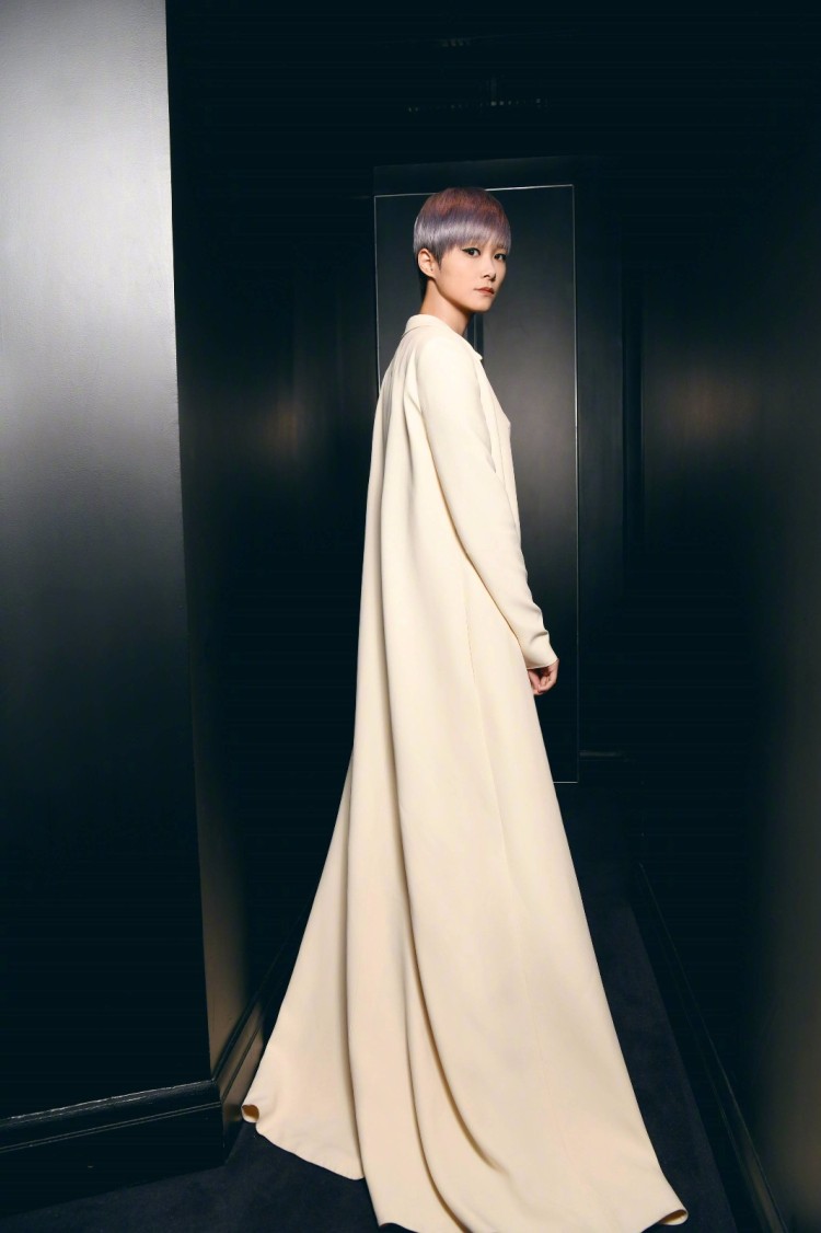 李宇春香榭丽舍大街走秀，女王风范非同一般