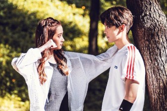 鹿晗公布与关晓彤恋情：“大家好，这是我女朋友。”