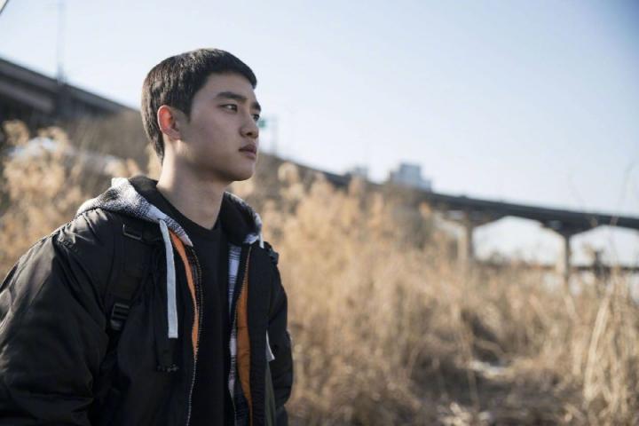 EXO成员都暻秀出席电影开机仪式，平头造型引人关注