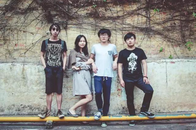 本科毕业生路边乞讨最少只接受5元,现在大学生都这么会赚钱了?