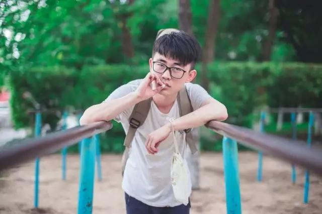 本科毕业生路边乞讨最少只接受5元,现在大学生都这么会赚钱了?