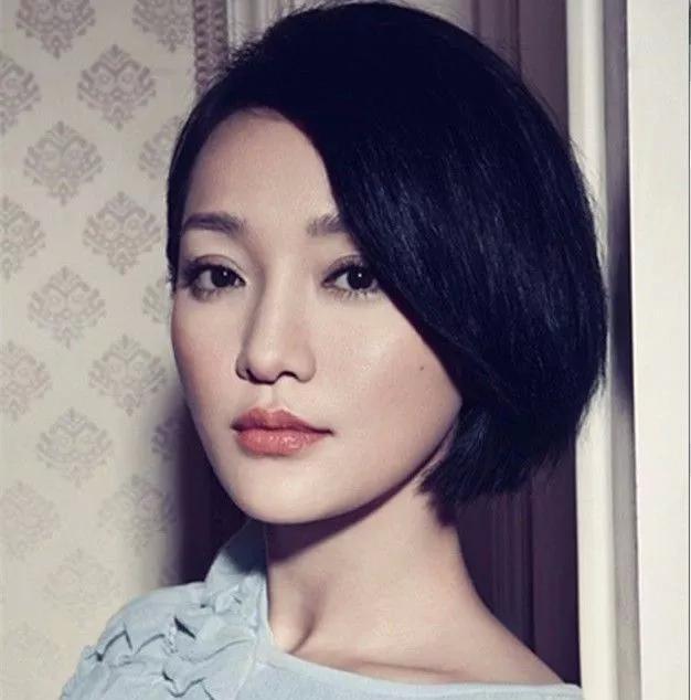 43岁的她拥有慵懒迷人的烟嗓，和一张未婚妻的脸