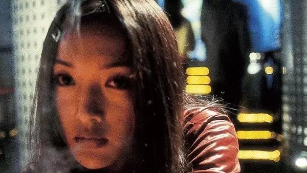 43岁的她拥有慵懒迷人的烟嗓，和一张未婚妻的脸
