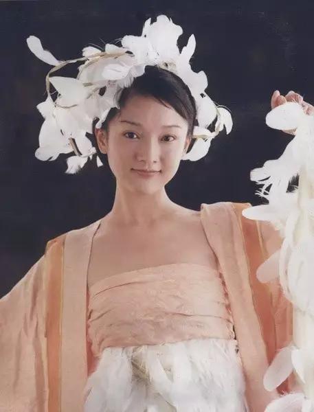 43岁的她拥有慵懒迷人的烟嗓，和一张未婚妻的脸