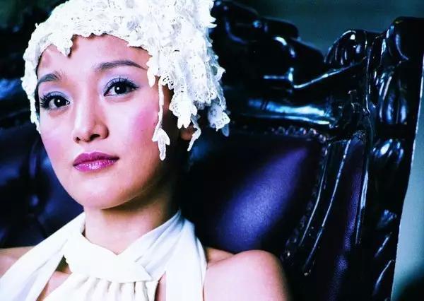 43岁的她拥有慵懒迷人的烟嗓，和一张未婚妻的脸