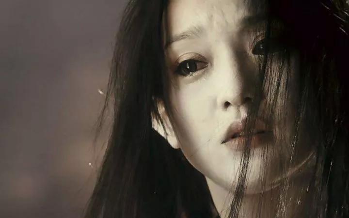 43岁的她拥有慵懒迷人的烟嗓，和一张未婚妻的脸