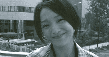 43岁的她拥有慵懒迷人的烟嗓，和一张未婚妻的脸