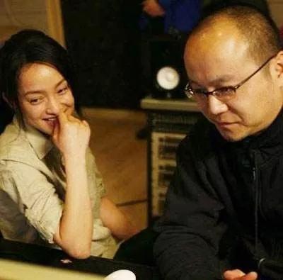 43岁的她拥有慵懒迷人的烟嗓，和一张未婚妻的脸