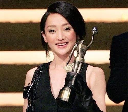 43岁的她拥有慵懒迷人的烟嗓，和一张未婚妻的脸