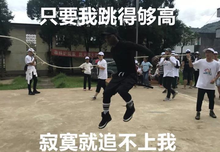 昨晚我把奶奶的广场舞歌曲换成了这些歌 ，结果小区瞬间嗨爆了…