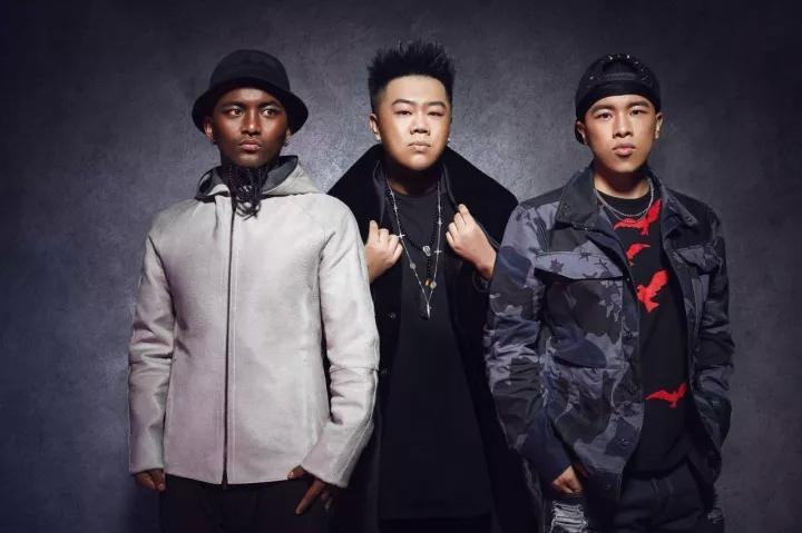 昨晚我把奶奶的广场舞歌曲换成了这些歌 ，结果小区瞬间嗨爆了…