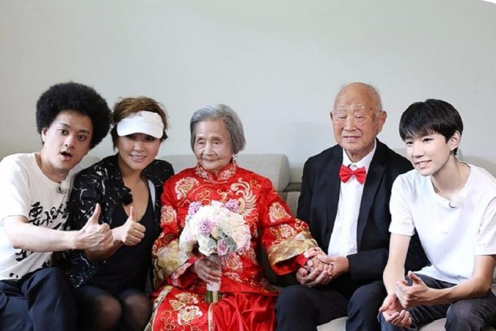 王源暖心帮老人按摩，将公益行为付诸实践