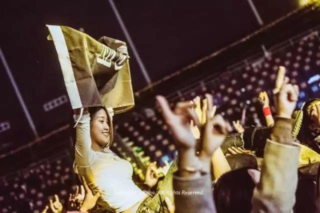 我离家1000公里去看一场演唱会，爱上了一位姑娘
