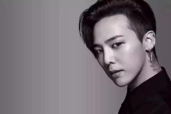 权志龙化妆时玩手机，拉近一看原来是五子棋