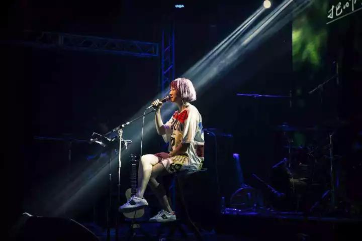 她被工作折磨,被爱情抛弃,却在最绝望的时候被这首歌拯救…