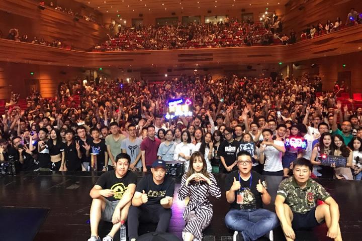 刘瑞琦全国巡演带伤上阵，网友为其敬业精神打call