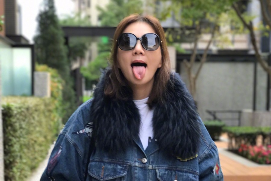 Ella晒儿子学爬，揭露当妈心声：最害怕两件事