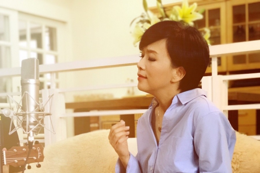 《蒙面唱将》雅典娜揭面，她就是“五项全能”的实力唱将陈明