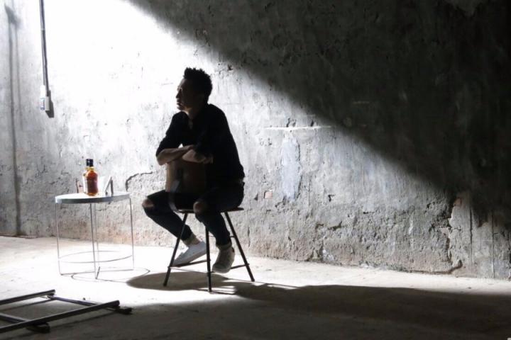 庾澄庆新专第二波主打单曲MV上线，浓浓的怀旧风演绎落寞心情