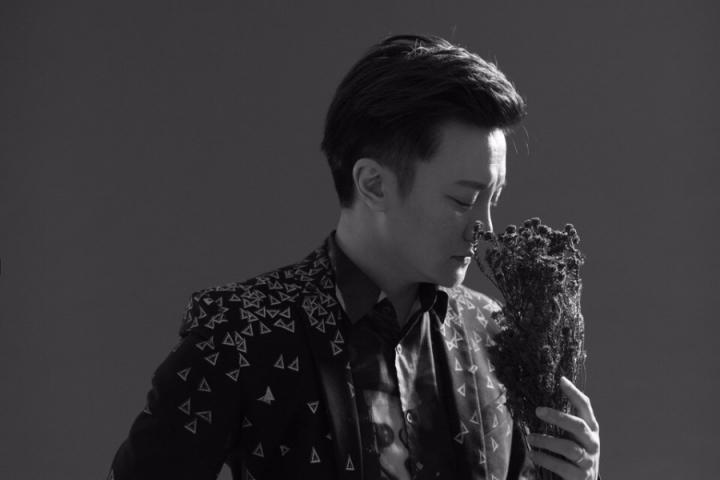 飞儿乐队阿沁为新专开启疯狂挑战，阔别十年再次回归