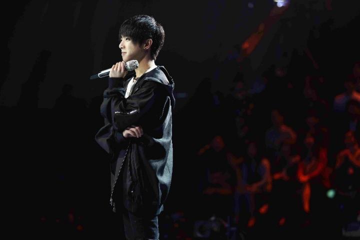 华晨宇戴着“假面”登台，虐心演绎《我很丑可是我很温柔》