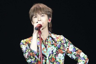 粉丝大呼“恋爱了”，权志龙换新发型亮相舞台