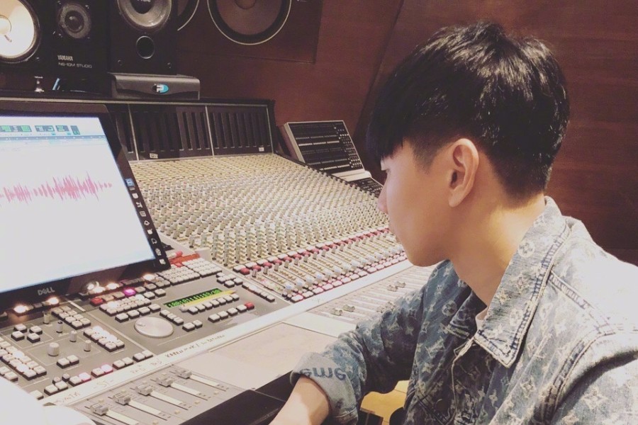 林俊杰首次亮相金马奖舞台，压轴献唱经典曲目感动全场