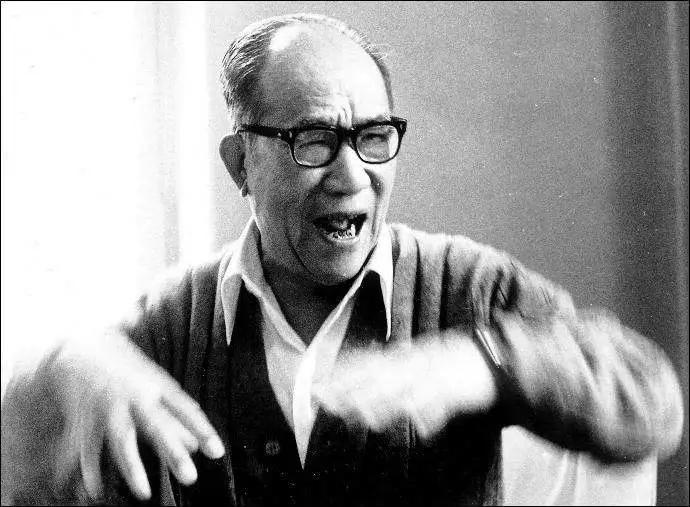曾被迫害到血肉模糊的相声大师侯宝林,已在人们心中活了100年