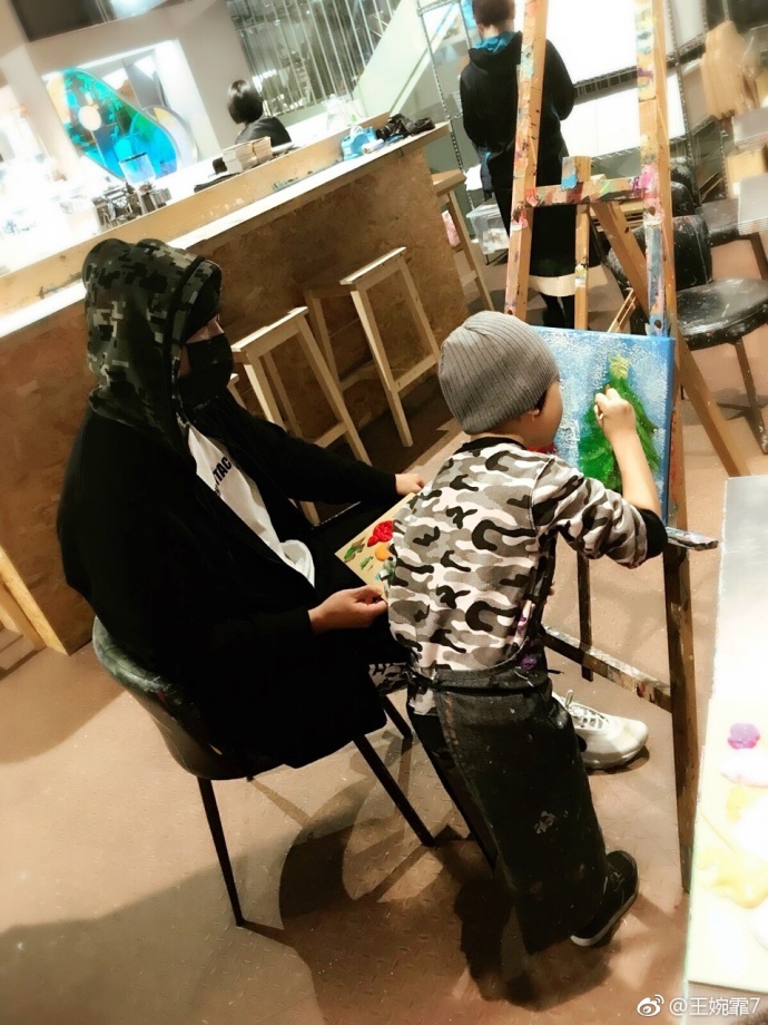 周杰伦带小泡芙画画，刘畊宏点赞：这做干爹的也算是尽点责任了